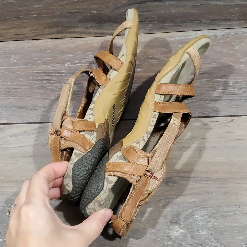 Sold Merrell Women outdoor hiking shoes Sandals sz 7 athletic Strappy slip on - Picture 6 of 10